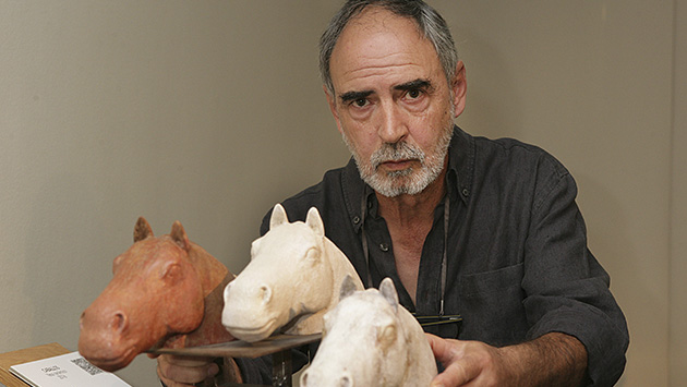 antonio_madueno_posa_junto_a_una_de_sus_esculturas.jpg