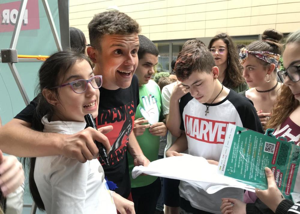 Arkano firmando a los chavales