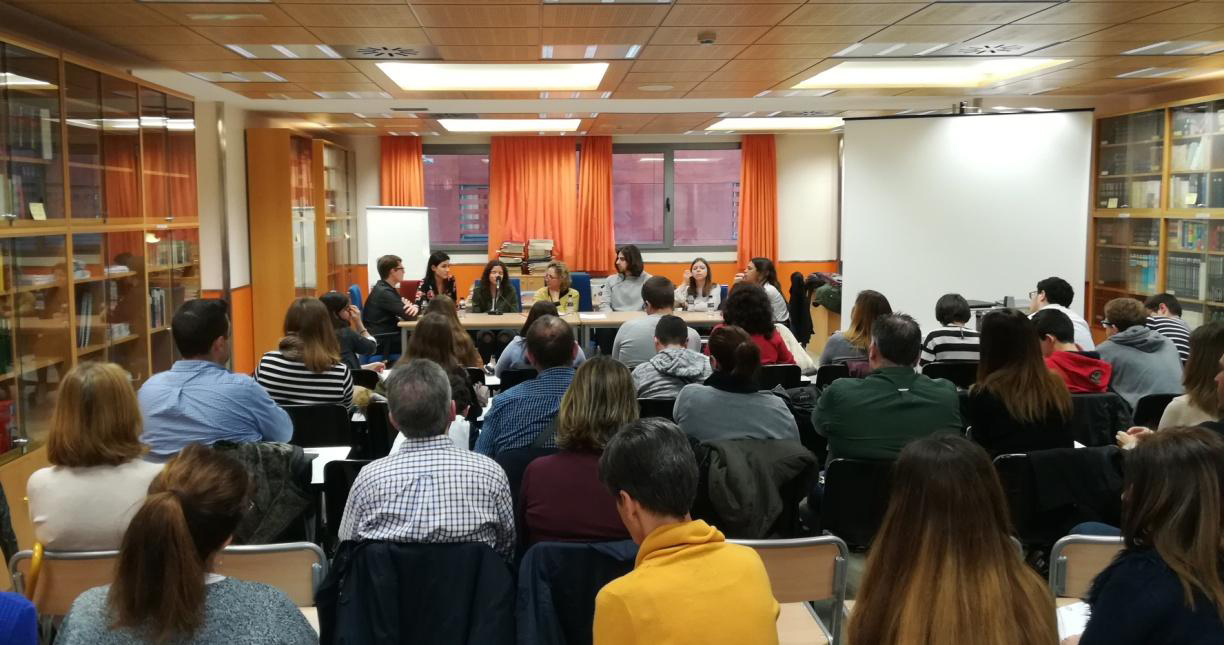 asistentes_a_la_jornada_de_orientacion_en_el_cre_de_madrid.jpg