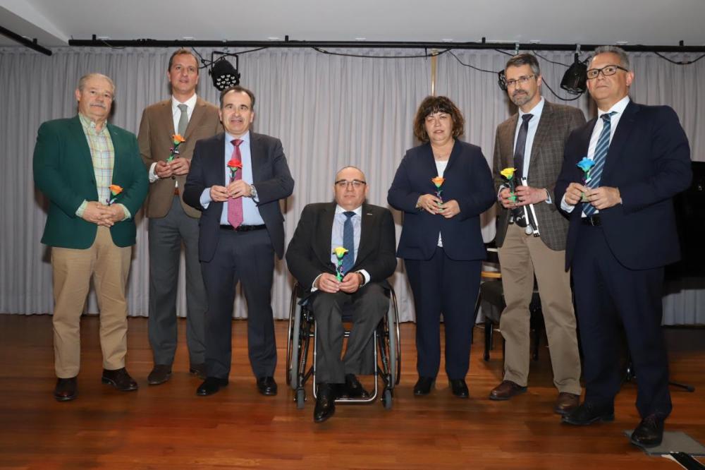 Foto de familia de las autoridades participantes en la inauguración oficial