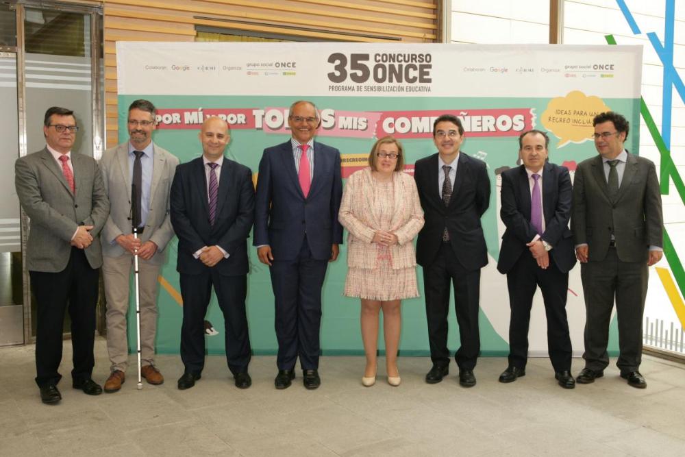 Las autoridades posan ante el photocall