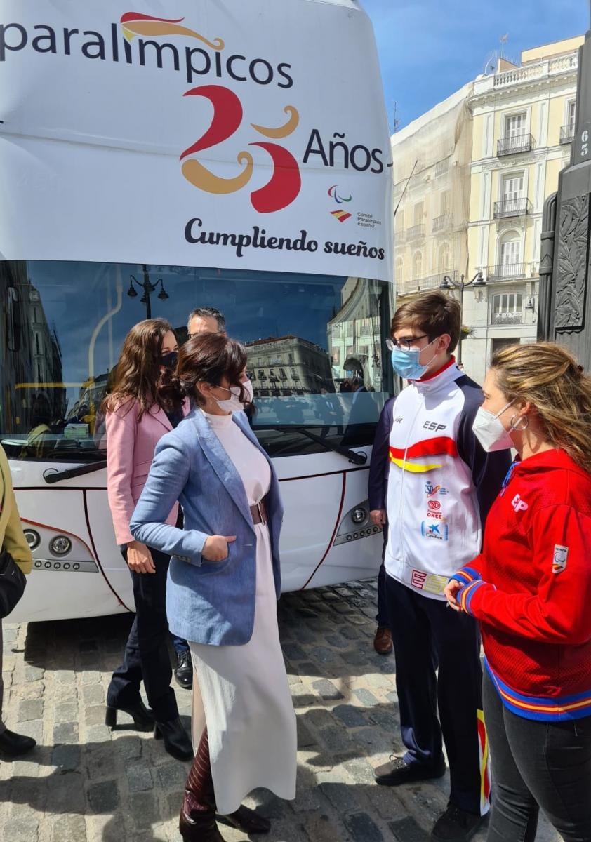 Díaz Ayuso charla con los deportistas