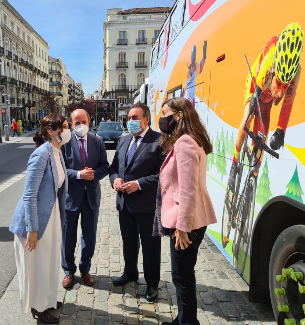 Diaz Ayuso charla con los responsables del CPE, entre ellos Miguel Carballeda