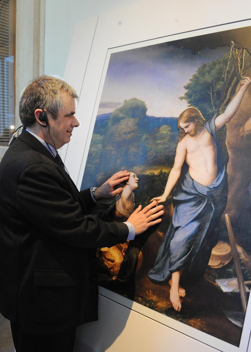 Un afliado tocando los detalles de Noli me tangere