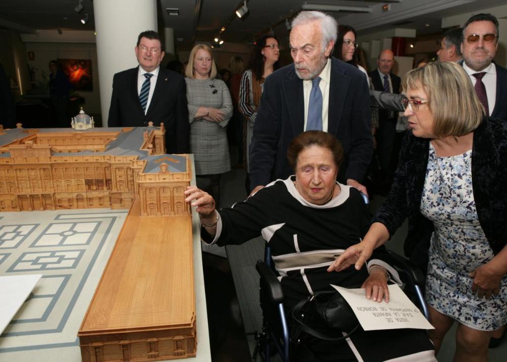 La Infanta Margarita toca una de las maquetas del Museo
