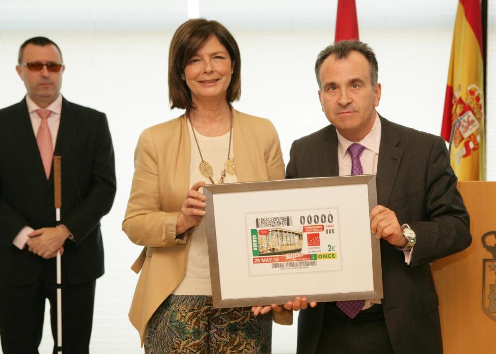 Paloma Adrados y Luis Natalio Royo posan con la reproduccíón del cupón dedicado a la Asamblez