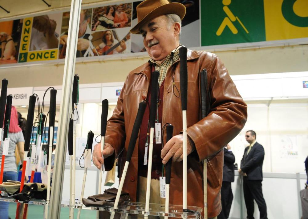 Un visitante reconoce los diferentes bastones expuestos