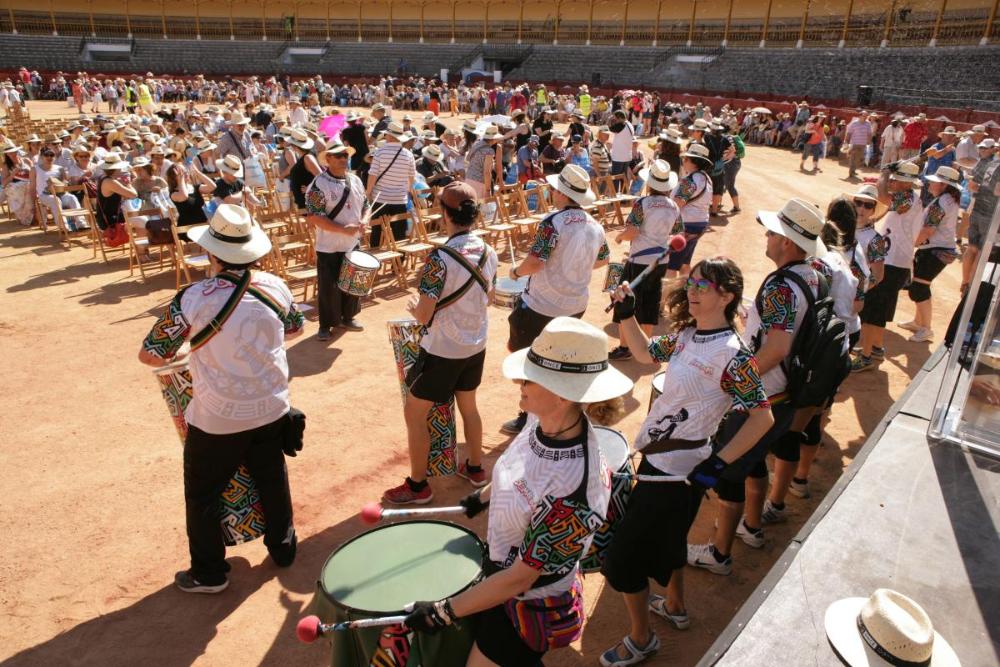 Batucada en la Plaza de Toros de Aranjuez durante la presentación del Día de la ONCE