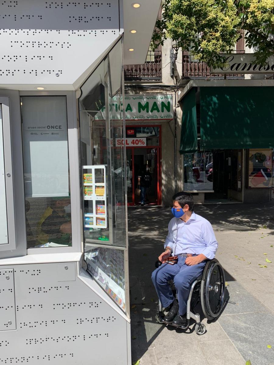 Borja Fanjul comprando el cupón de la ONCE