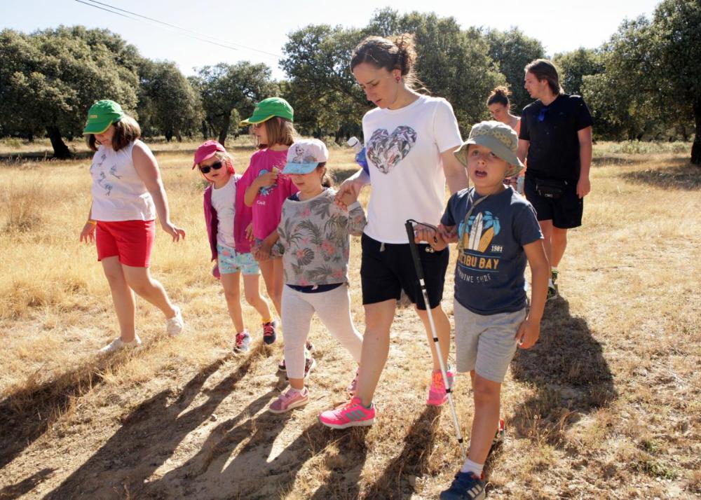 Los niños participan en una salida de senderismo junto a los monitores