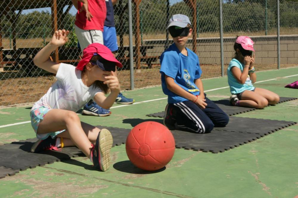 Los niños practican Goalball
