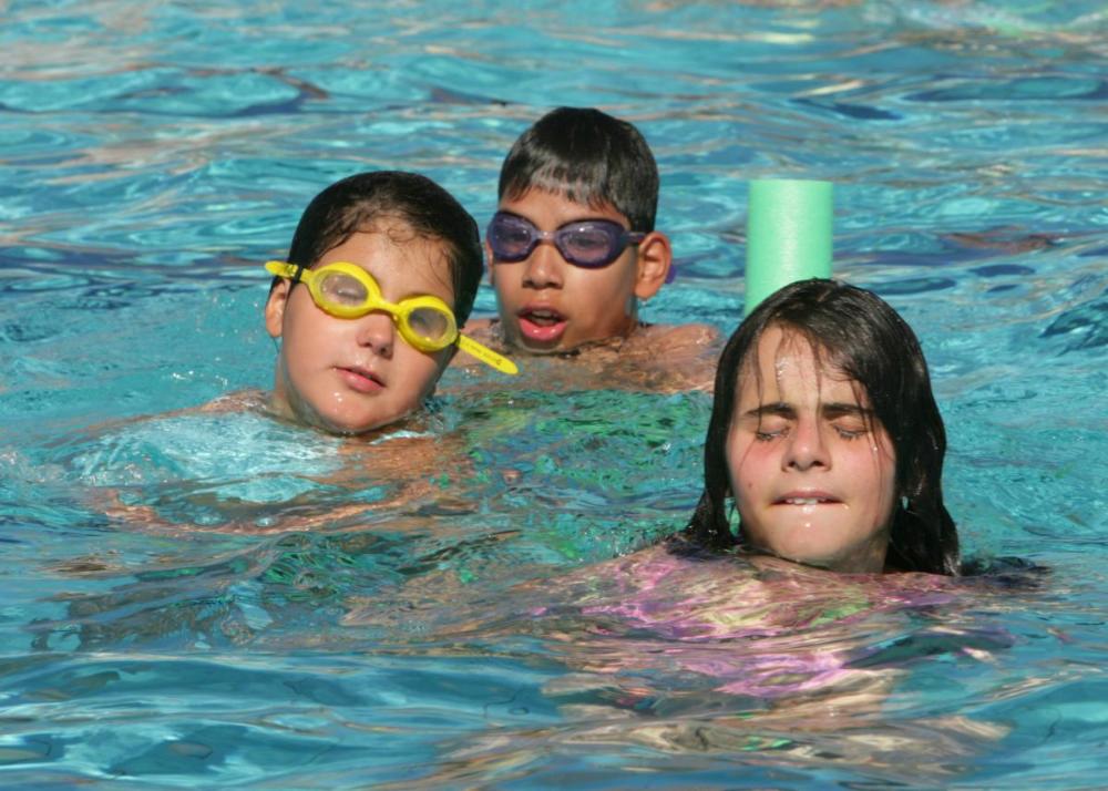 Los niños disfrutan de la piscina