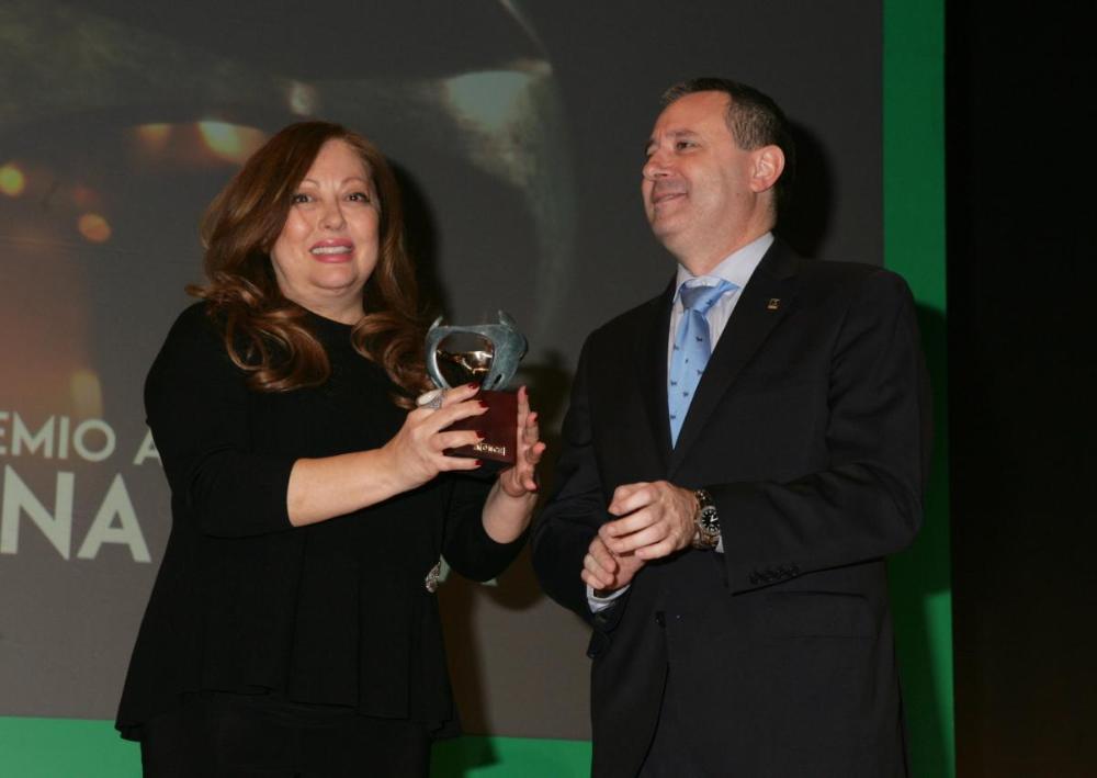 Luis Miguel López entrega el Premio Solidario a Carmen Pérez Anchuela