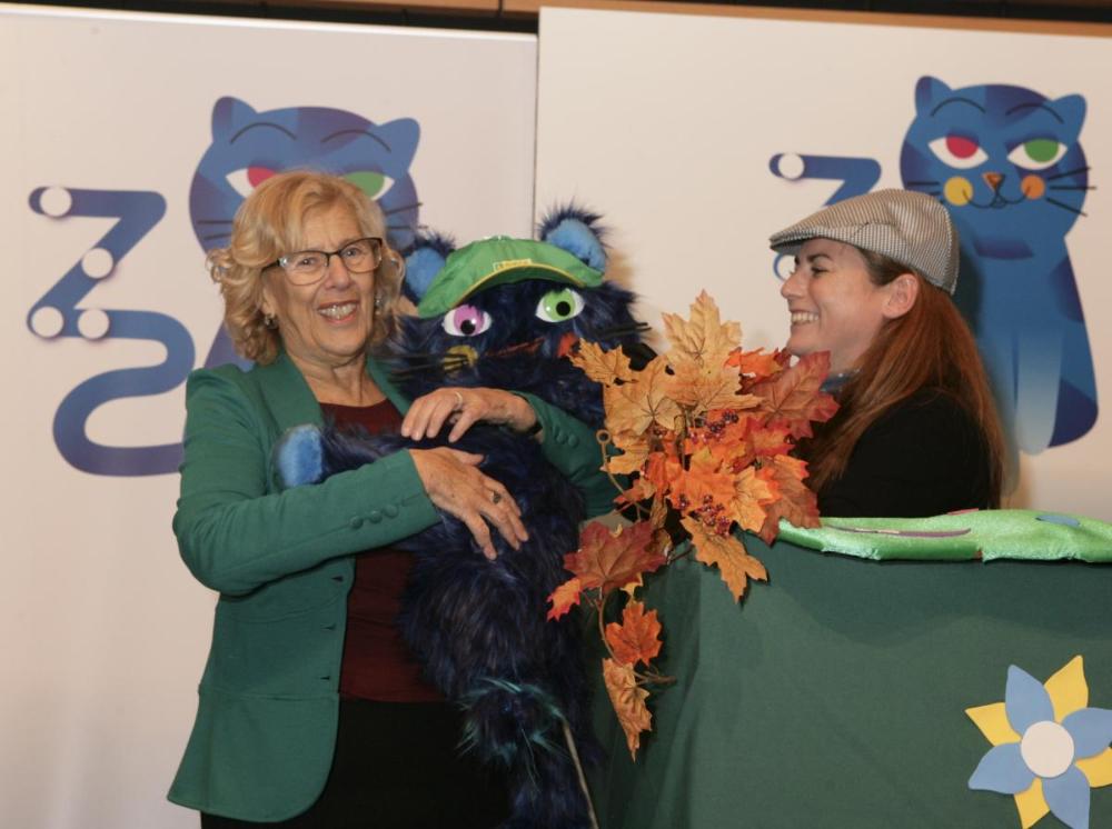 Carmena coge en brazos a Zeta