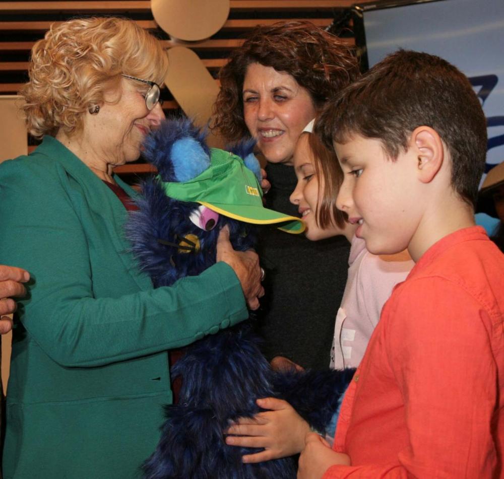 Carmena saludando a los niños tras la lectura