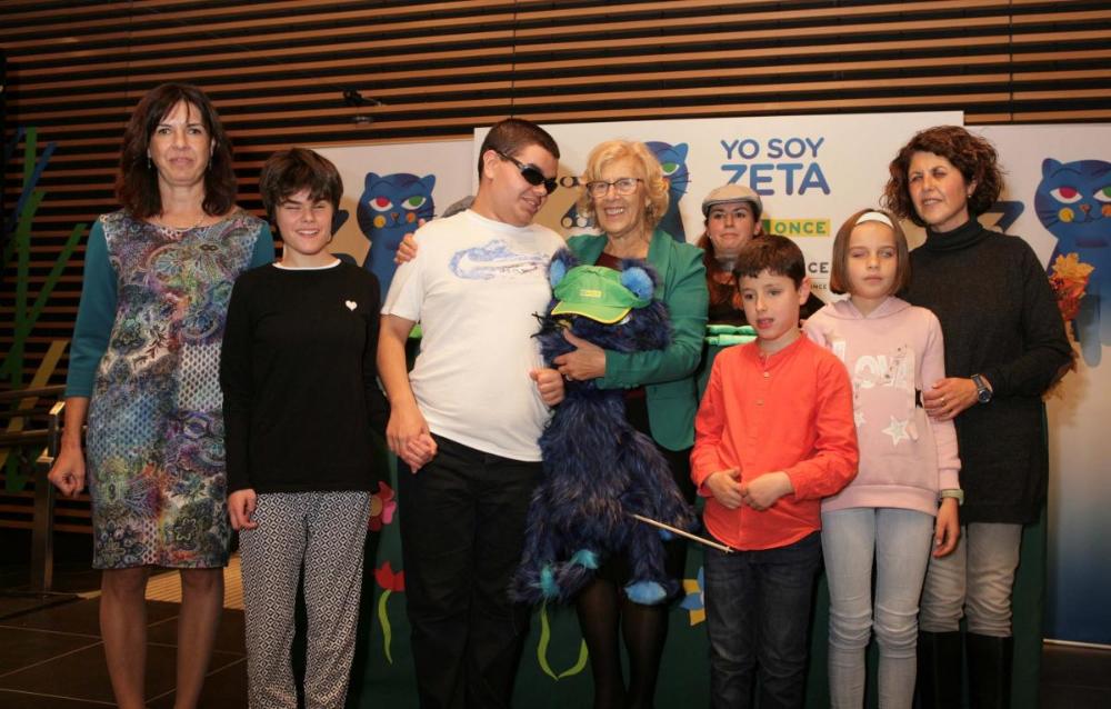 Carmena y Amparo Cruz junto a todos los niños participantes