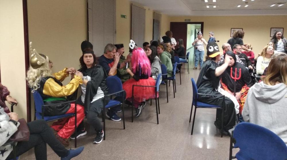 Los afiliados sordociegos interactúan con sus guías en uno de los momentos de la celebración del carnaval