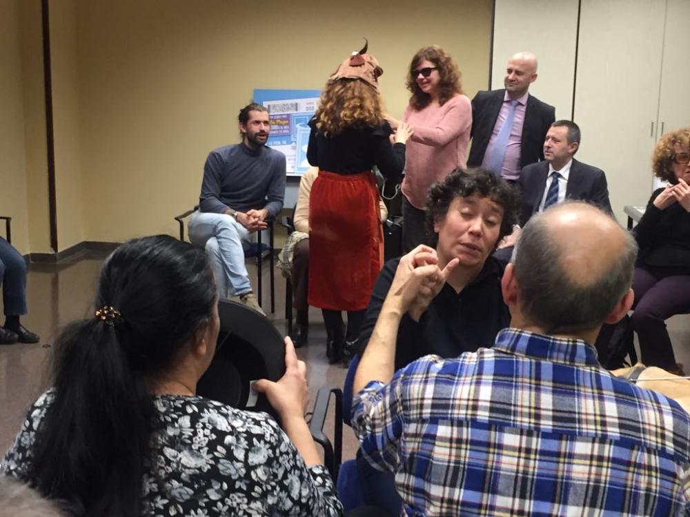 Los miembros del Consejo reconocen al tacto algunos de los disfraces