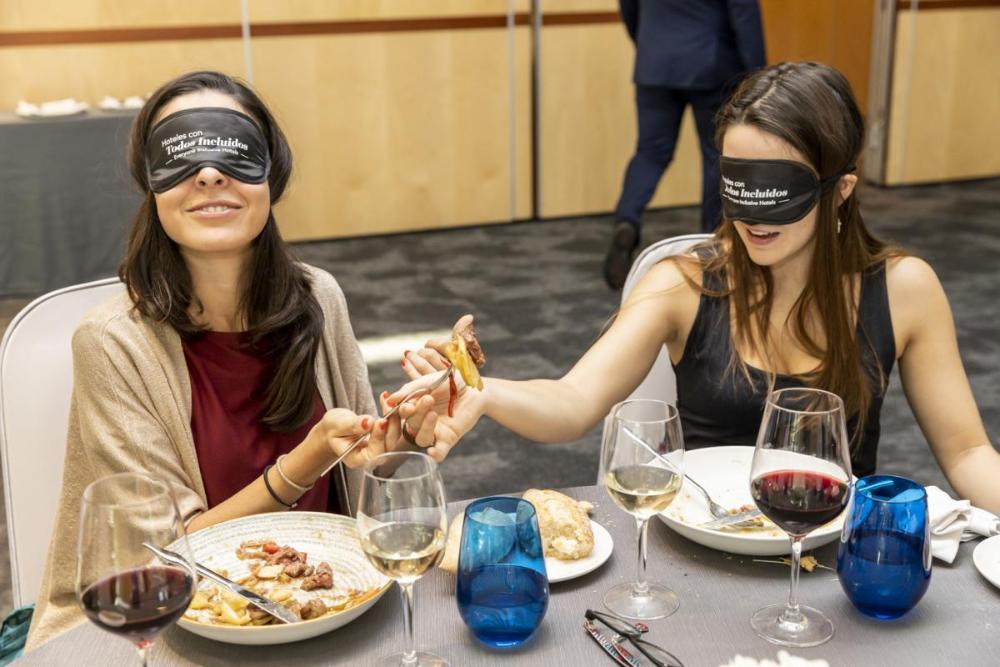Dos de las participantes en la cata a ciegas con los antifaces puestos