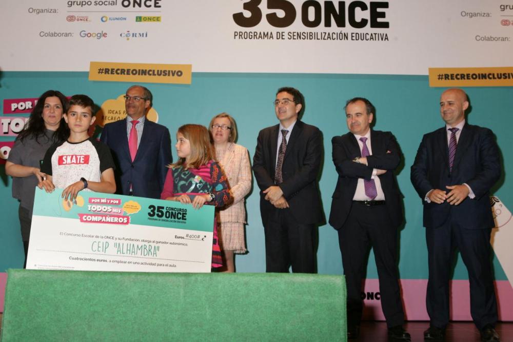 Los alumnos del CEIP Alhambra recogiendo el premio