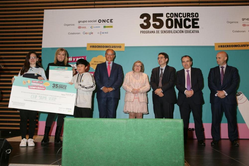 Alumnos del CEIP Jaime VEra recogen el premio en el escenario