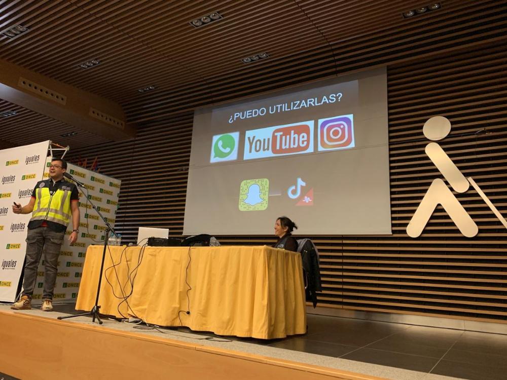 Charla de los policías