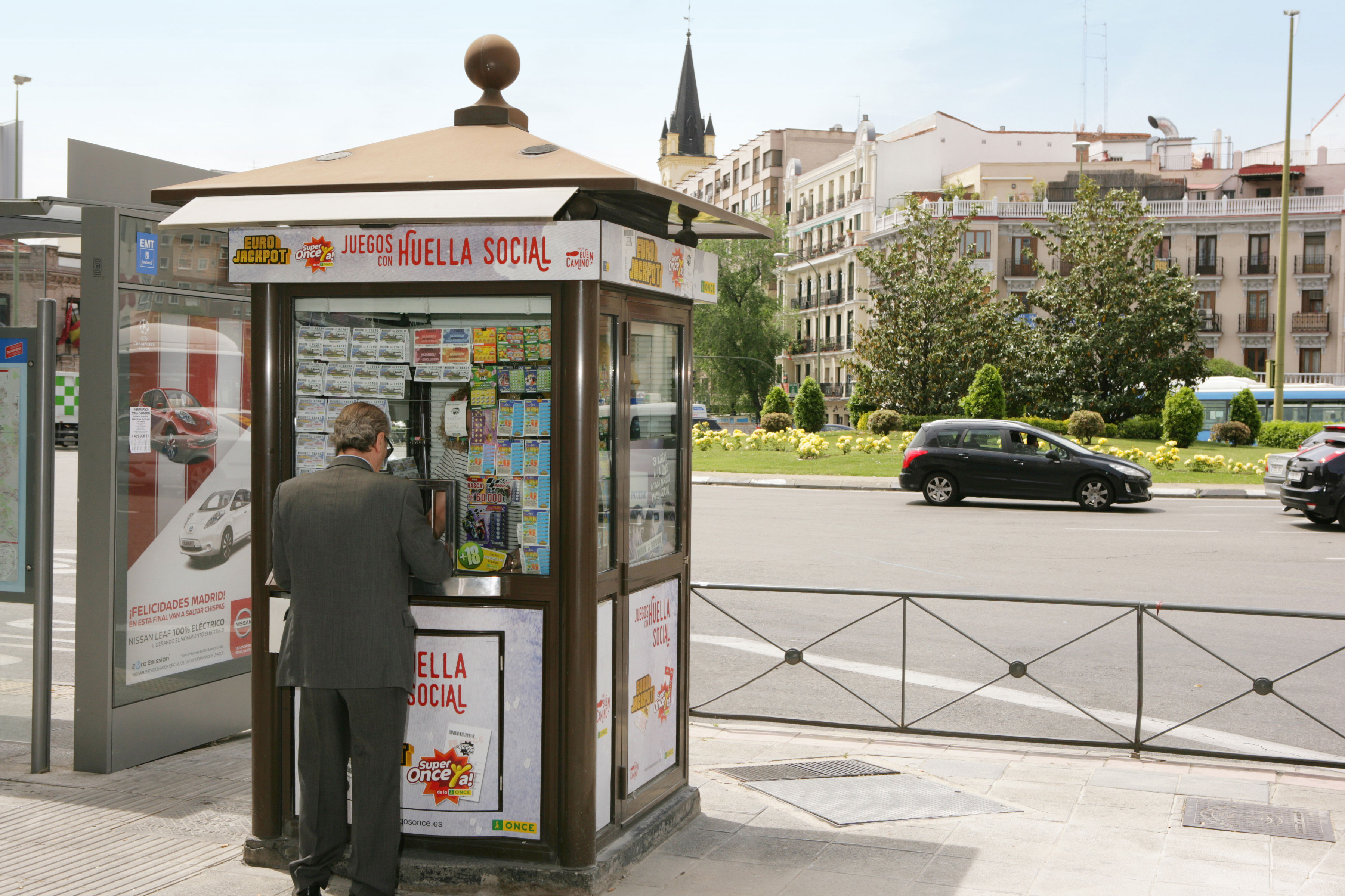 cliente-comprando-en-un-quiosco.jpg