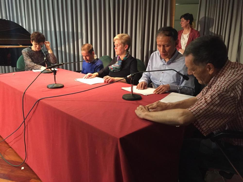 Miembros del Club Braille durante su lectura