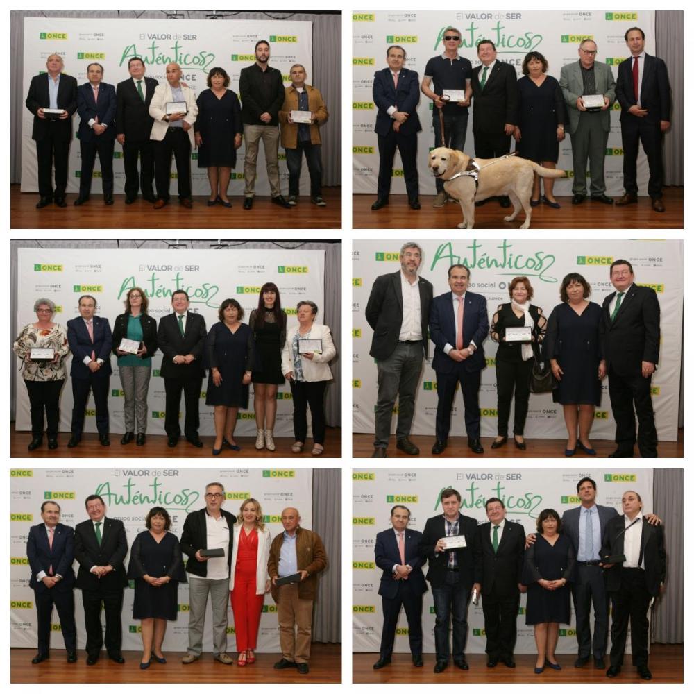 Collage con varios de los grupos de premiados posando tras la entrega de galardones