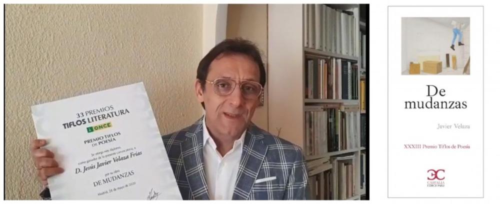 Javier Velaza muestras su diploma, junto a él la portada de su libro 