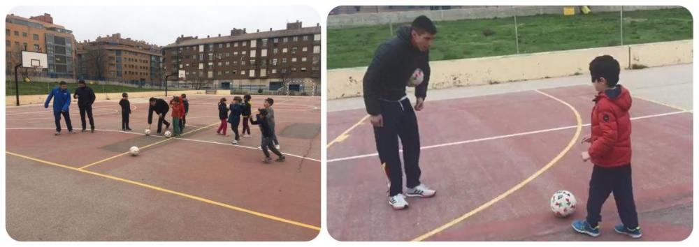 Los chavales prueban con el balón