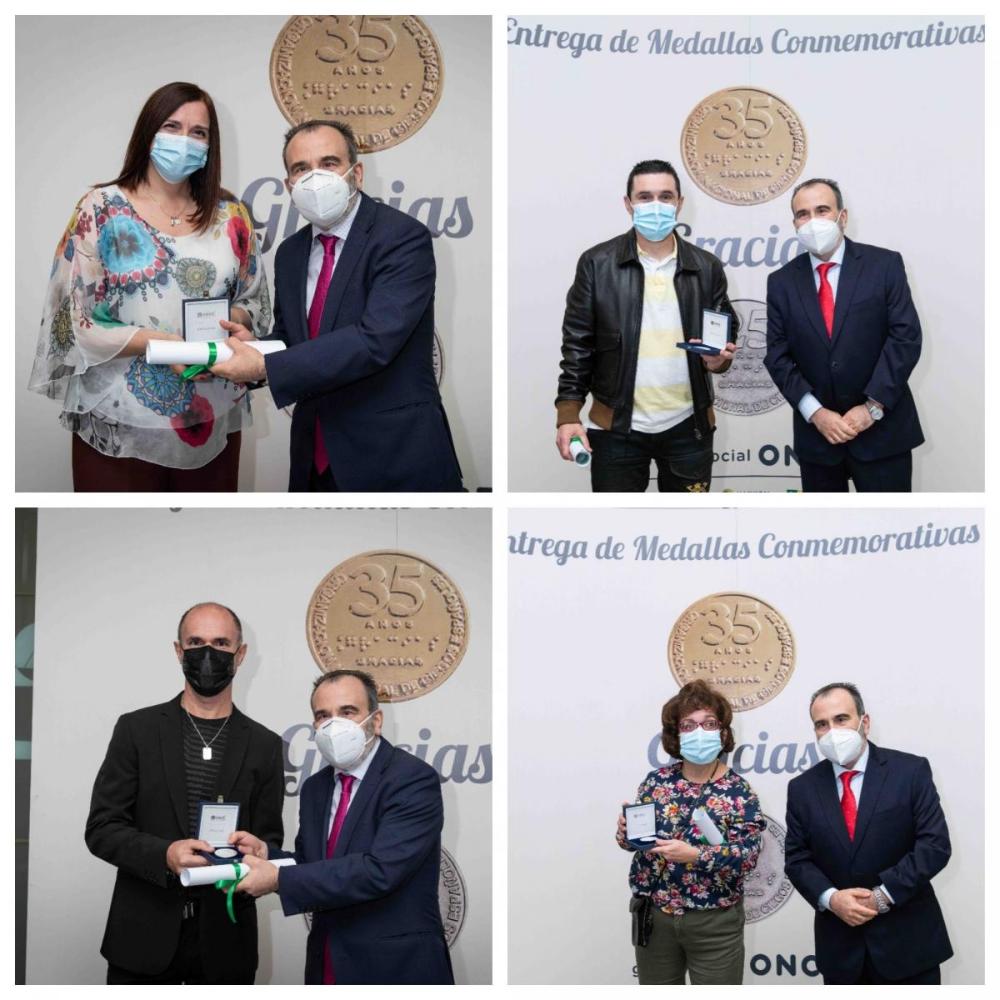 Trabajadores recibiendo su medalla de 25 años
