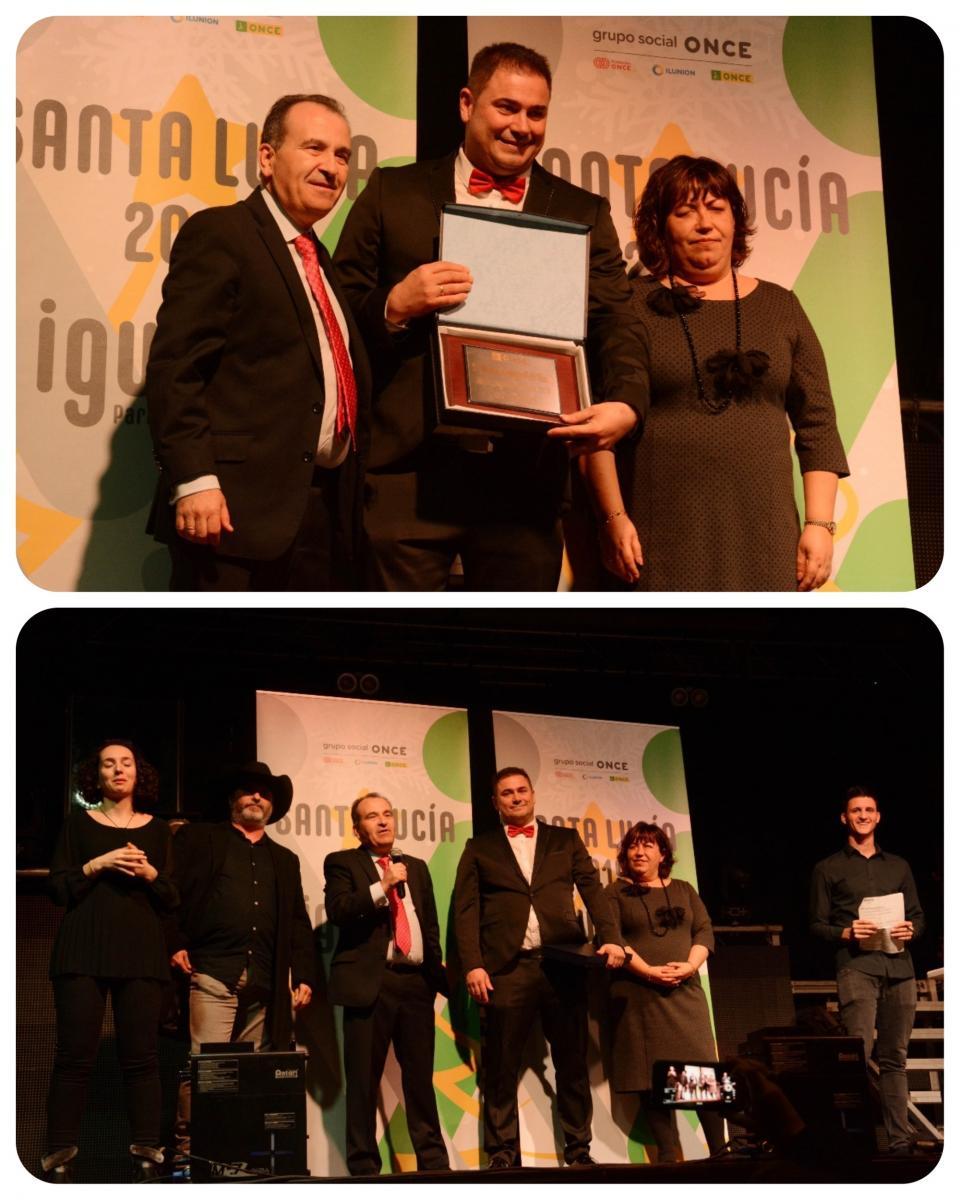 Momento de la entrega de la placa conmemorativa al vendedor del año