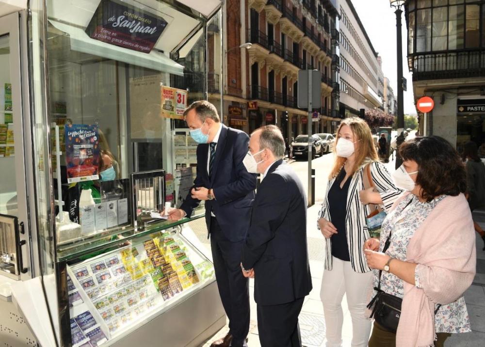 El consejero de Políticas Sociales comprando el cupón