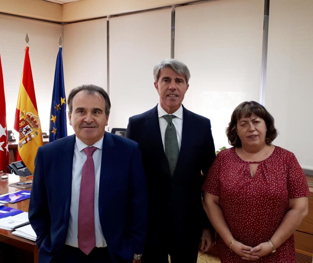 Los responsables de ONCE posan con el consejero de Transportes
