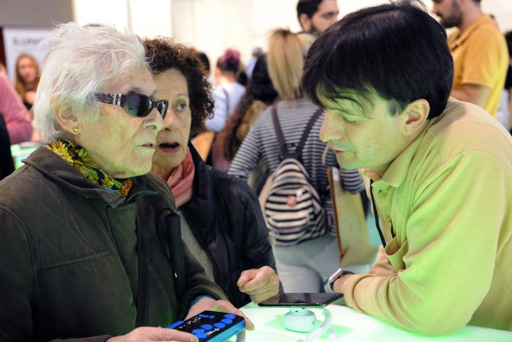 Una visitante sordociega prueba el CTO