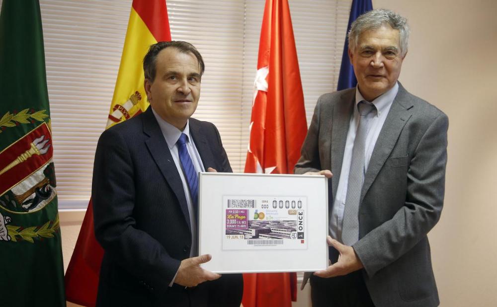 El delegado territorial y el rector de la universidad posan con la reproducción del cupón