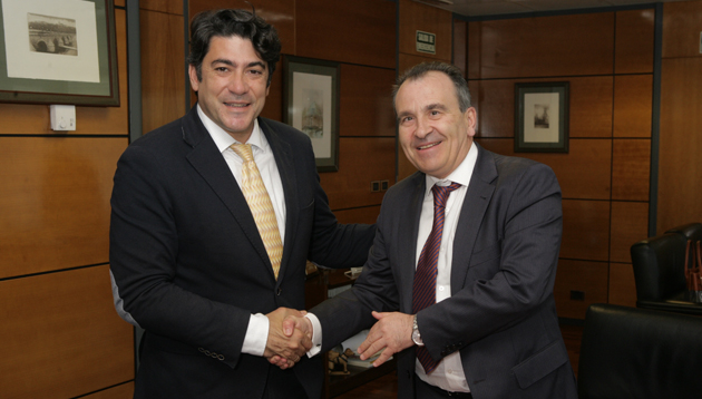 david_perez_y_luis_natalio_estrechandose_la_mano.jpg