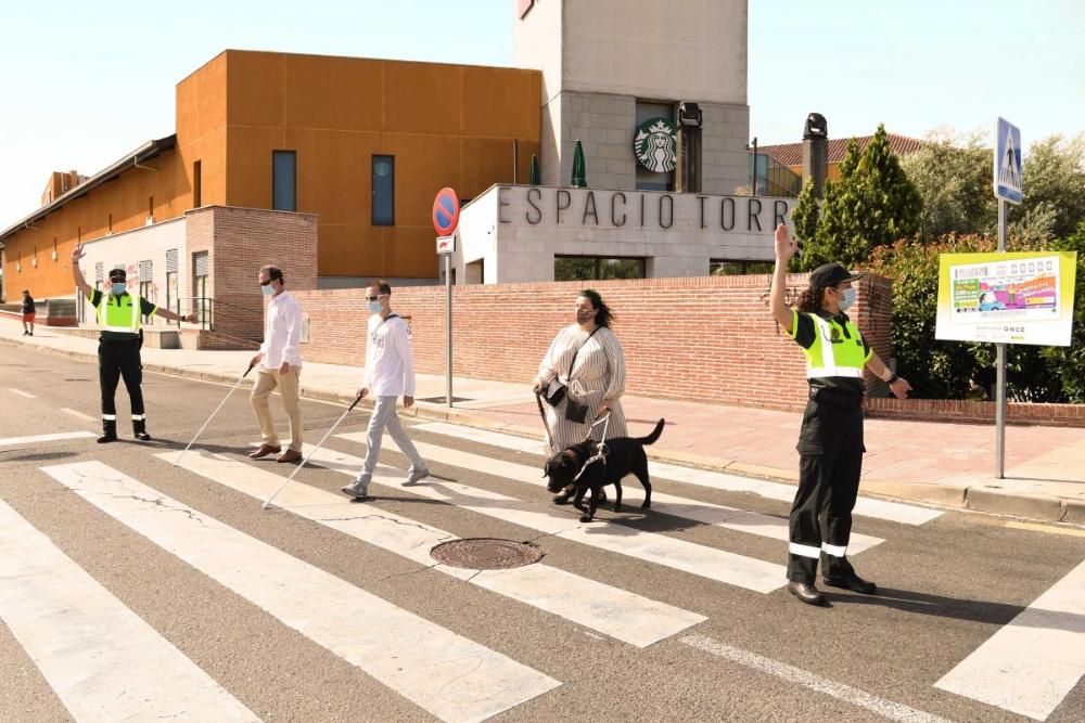 Las tres personas afiliadas realizan una demostración junto a los Guardias Civiles