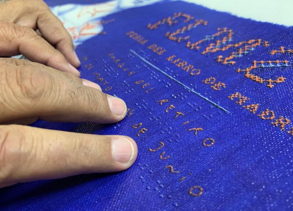 Detalle del cartel de la Feria del Libro de Madrid elaborado en braille y relieve