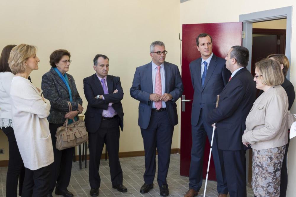 El presidente del Consejo Territorial explica al consejero Carlos Izquierdo cómo es la rehabilitación que ofrece la ONCE