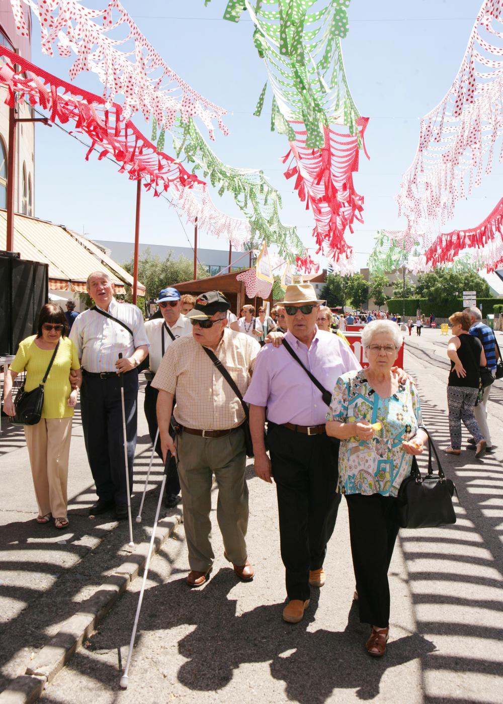 Varios afiliados disfrutando del Día de la ONCE