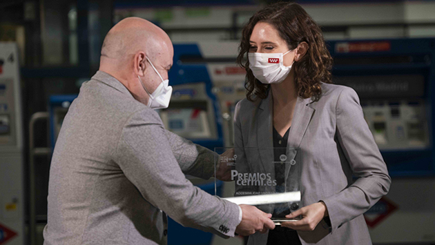 diaz_ayuso_recoge_el_premio.jpg