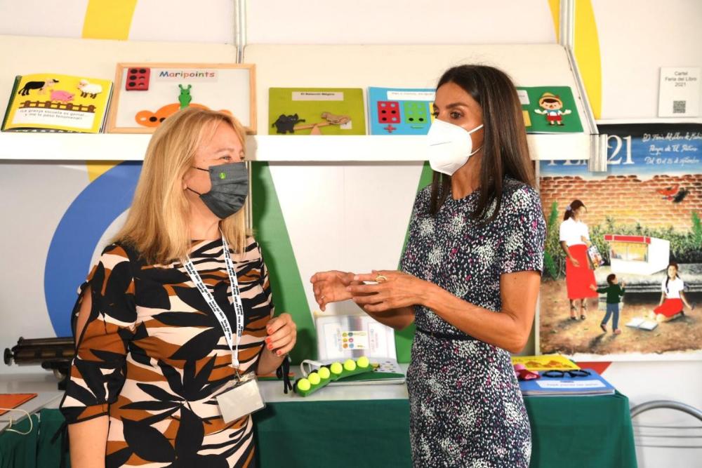 Doña Letizia dentro de la caseta de la ONCE junto a Carmen Bayarri