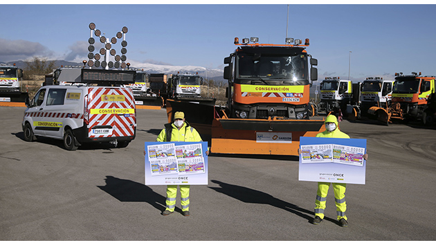 dos_miembros_del_equipo_de_conservacion_de_carreteras_con_una_copia_de_los_cupones_ante_una_quitanieves_y_una_furgoneta.jpg