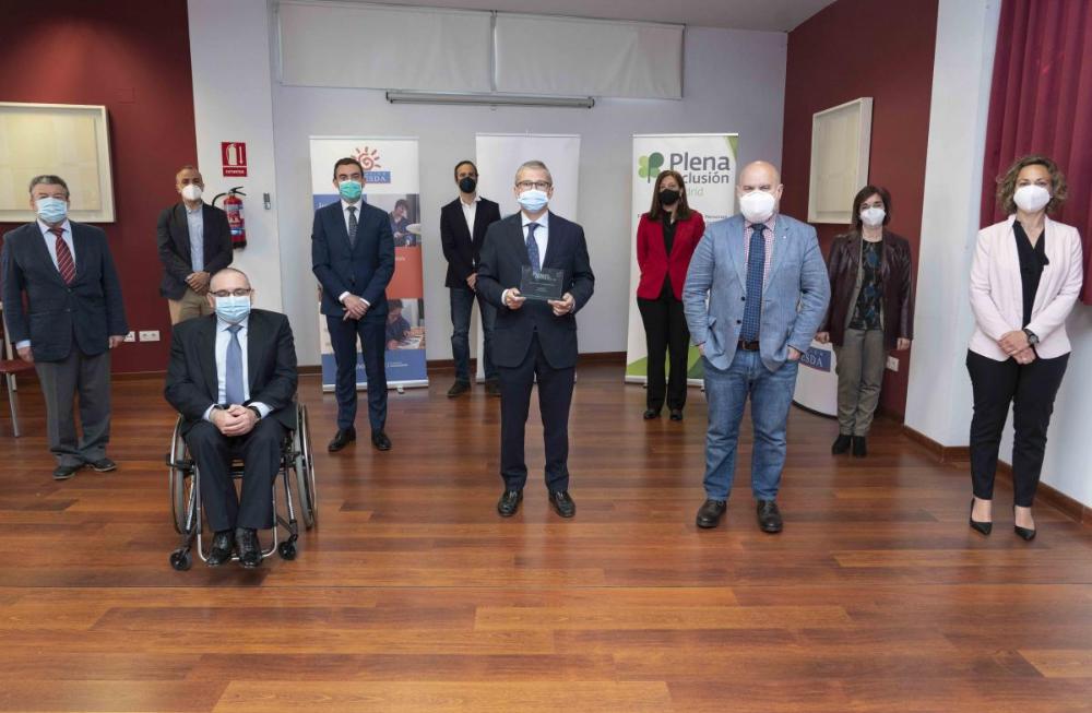 Foto de familia de todos los participantes en el acto