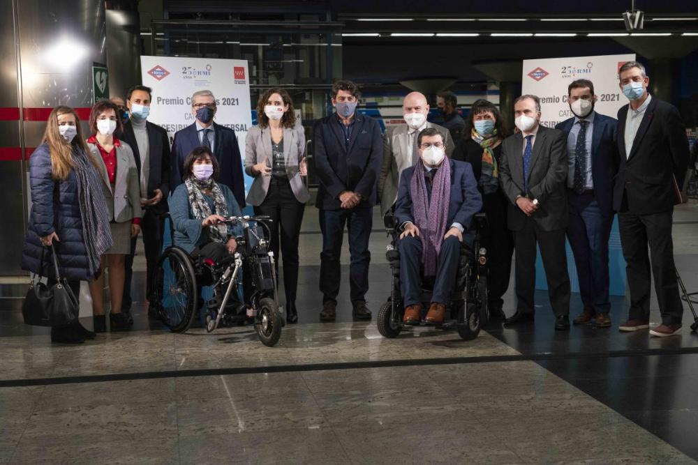 Foto de familia en el Metro de Madrid