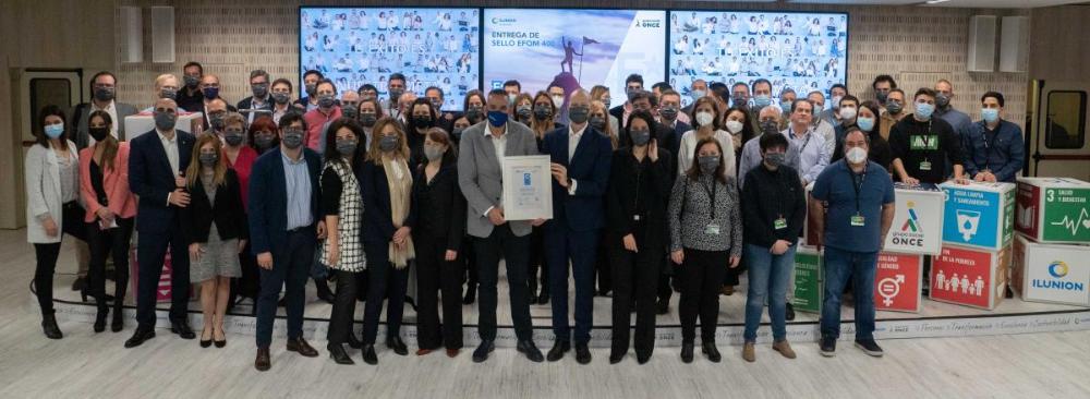 Foto de familia con los trabajadores de Ilunion IT