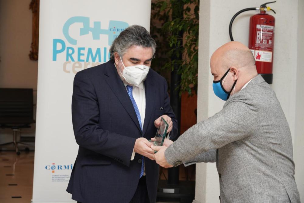 El ministro recoge el galardón de manos del presidente de CERMI
