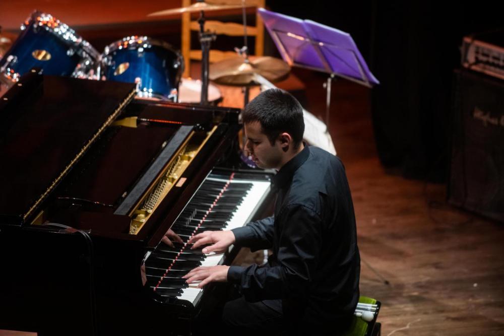 Adrián Rincón en el piano